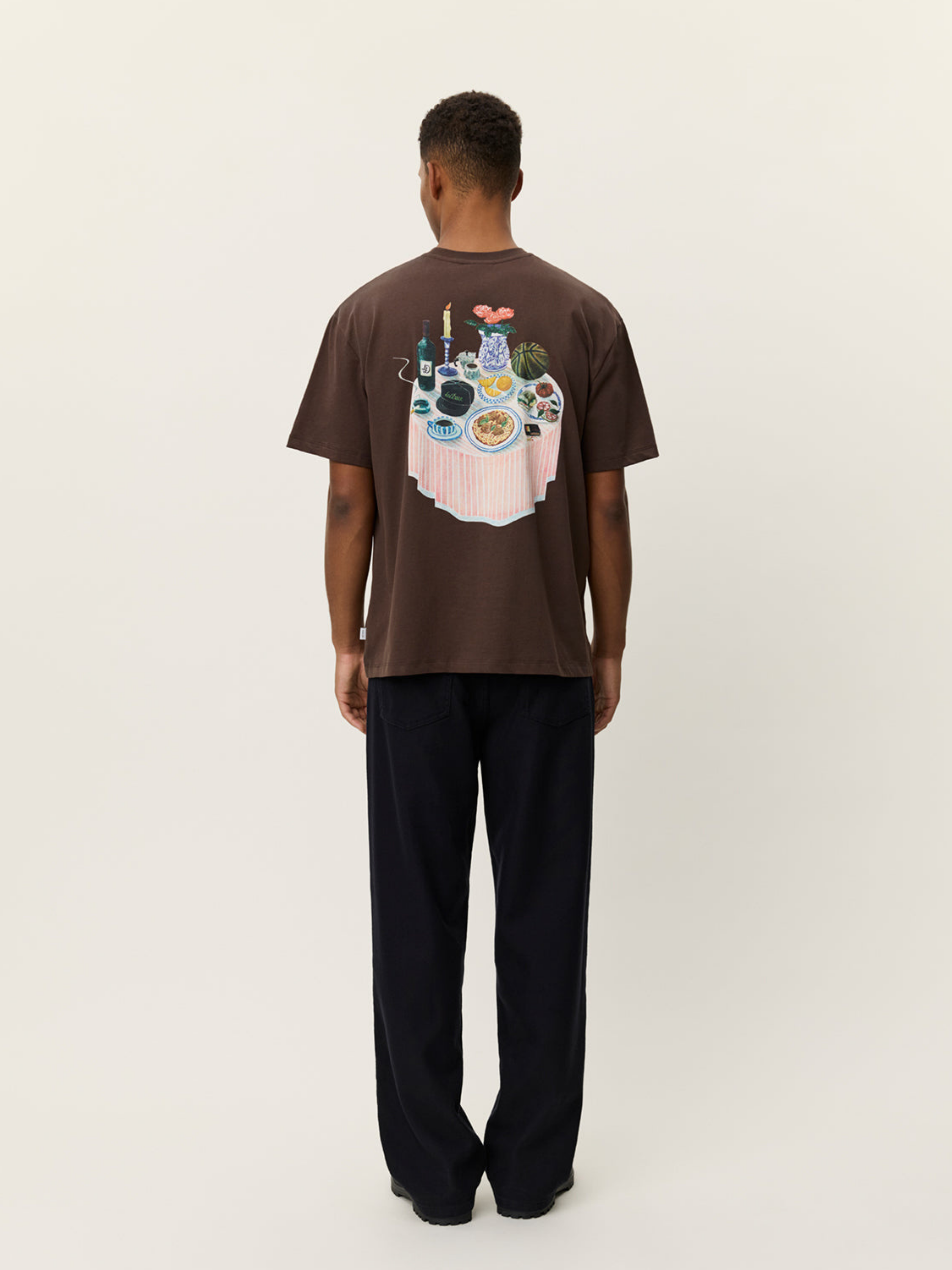 Les Deux Cole Table T-Shirt Graphic Tee SS Short Sleeve Men’s Tops for Men Slate Brown Back Graphic Chest Relaxed Fit Athens GA Georgia Kempt Menswear Store Near Me