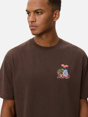 Les Deux Cole Table T-Shirt Graphic Tee SS Short Sleeve Men’s Tops for Men Slate Brown Back Graphic Chest Relaxed Fit Athens GA Georgia Kempt Menswear Store Near Me