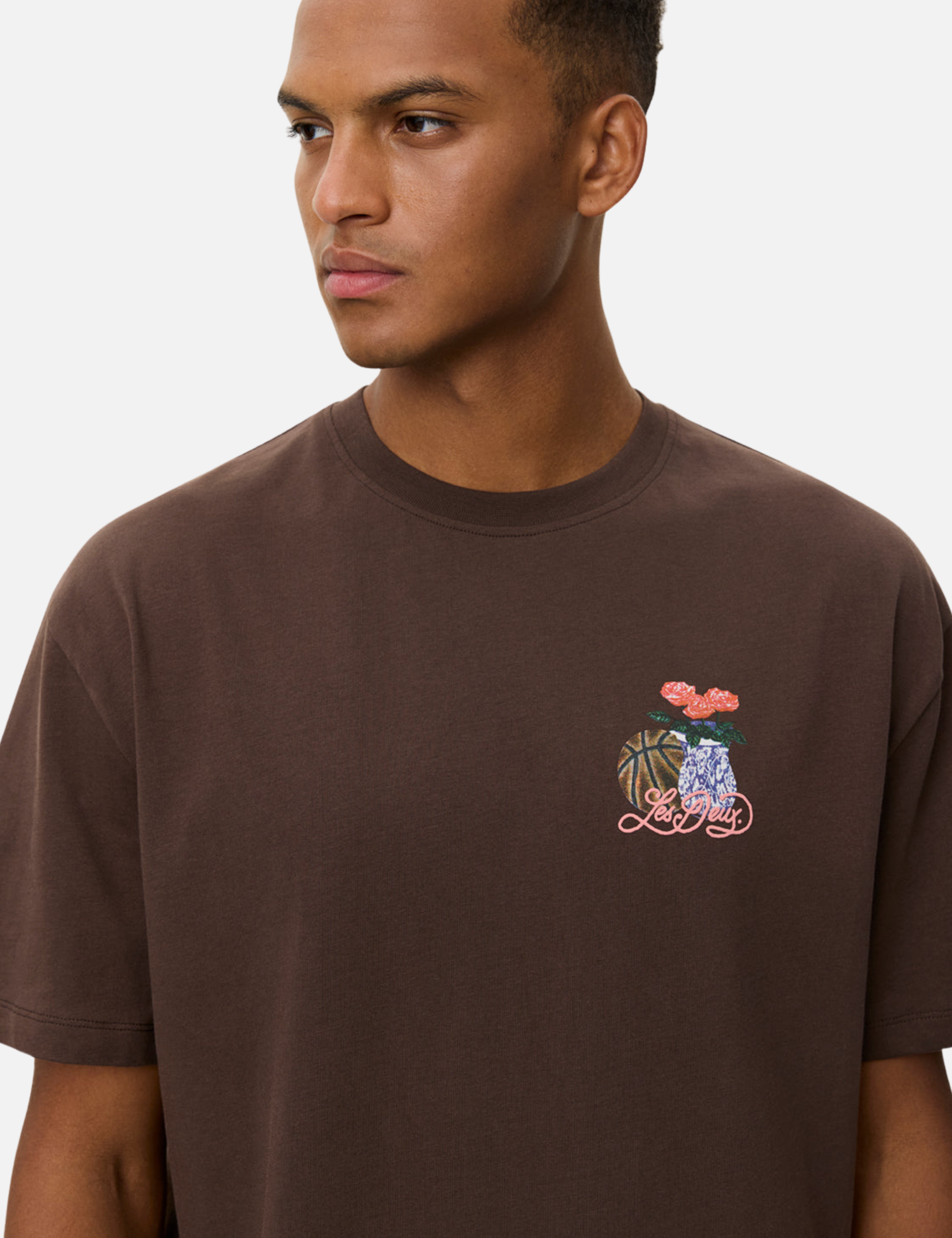 Les Deux Cole Table T-Shirt Graphic Tee SS Short Sleeve Men’s Tops for Men Slate Brown Back Graphic Chest Relaxed Fit Athens GA Georgia Kempt Menswear Store Near Me