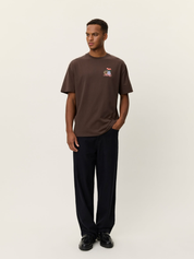 Les Deux Cole Table T-Shirt Graphic Tee SS Short Sleeve Men’s Tops for Men Slate Brown Back Graphic Chest Relaxed Fit Athens GA Georgia Kempt Menswear Store Near Me