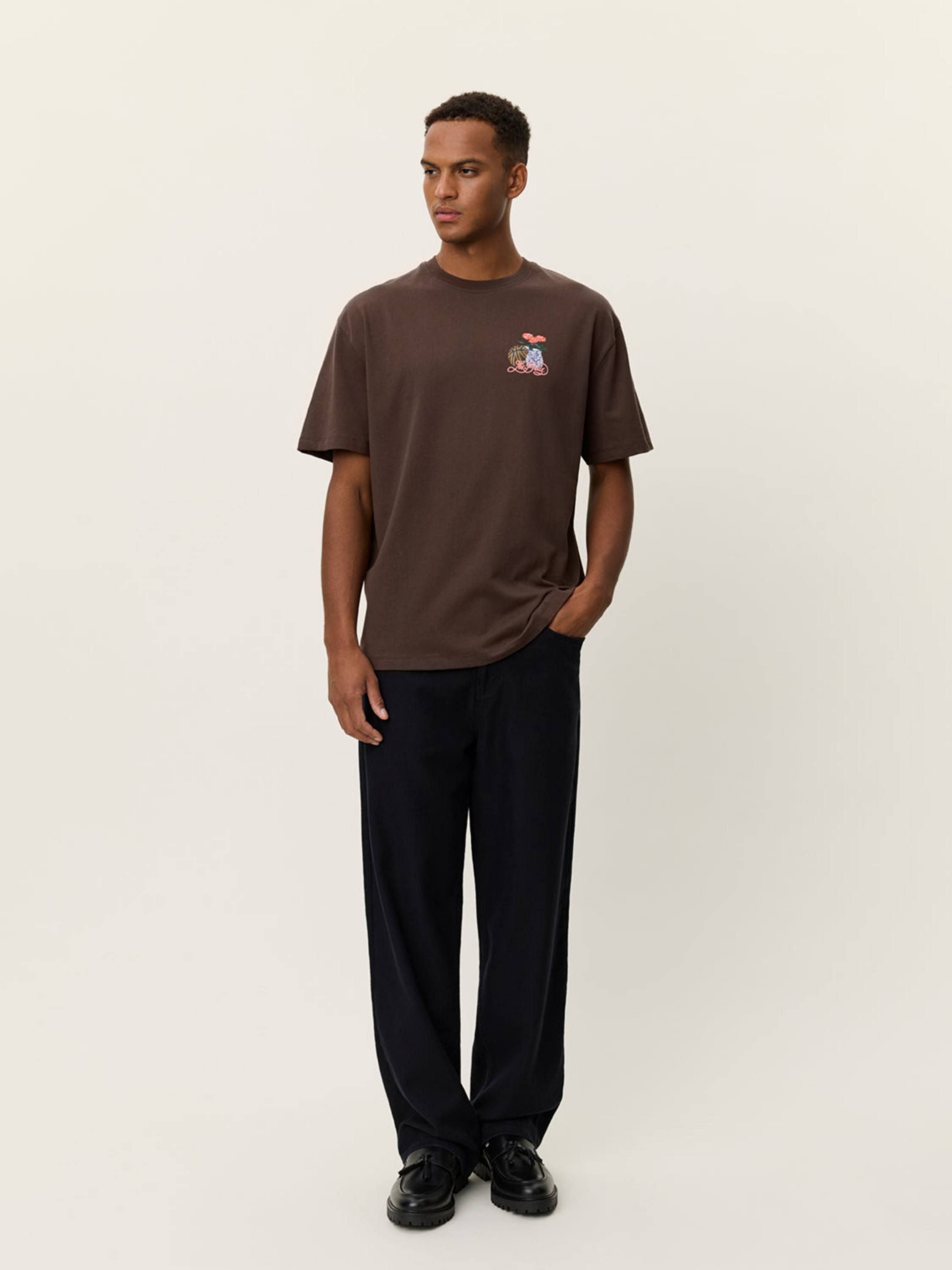 Les Deux Cole Table T-Shirt Graphic Tee SS Short Sleeve Men’s Tops for Men Slate Brown Back Graphic Chest Relaxed Fit Athens GA Georgia Kempt Menswear Store Near Me